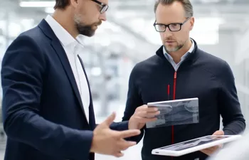 Techniker beraten die Kosten einer USV