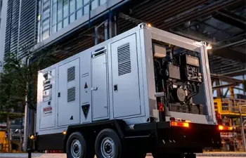 Mobile Netzersatzanlage im Einsatz in einem Industriegebiet vor einer Produktionshalle
