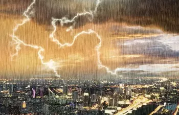 Sommergewitter mit Blitzen über eine Stadt mit Stromausfällen