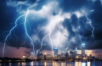 Gewitter über einer Stadt mit Stromausfall - Save mit unserer Notstromversorgung mit automatischer Umschaltung